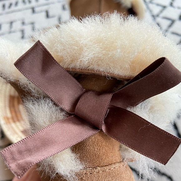 Authentic UGG mini BAILEY BOW ankle boots. - Picture 4 of 11